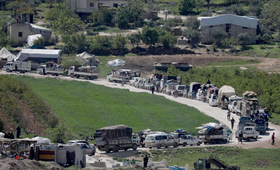 مئات السيارات التى تحمل السوريون