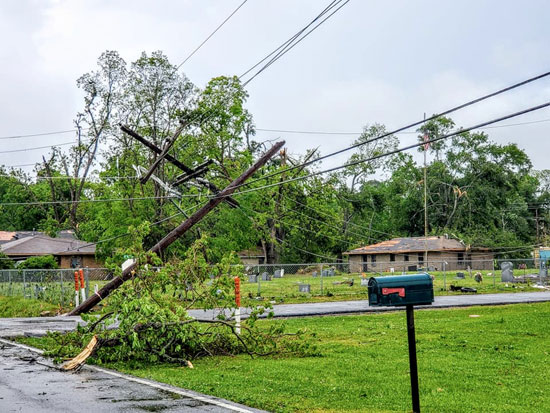 خطوط الكهرباء التالفة  في أعقاب إعصار