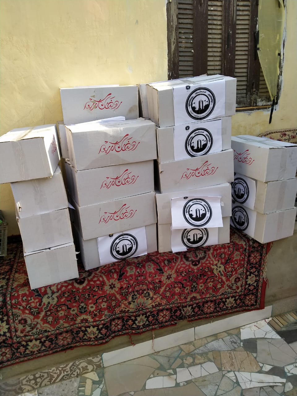 صيدلة جامعة حلوان تتضامن مع العمالة اليومية بالصف وتوزع 150 كرتونة مواد غذائية  (1)