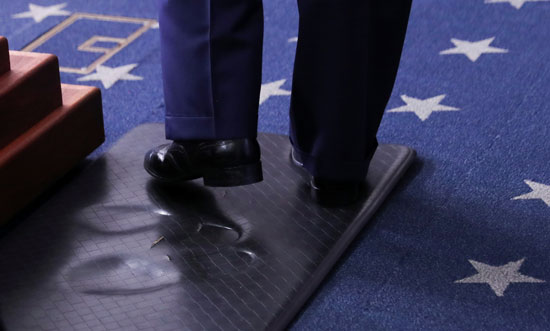 آثار أقدام الرئيس الأمريكي ترامب أثناء انتهائه من مخاطبة إحاطة الرد اليومي على فيروسات التاجية في البيت الأبيض في واشنطن