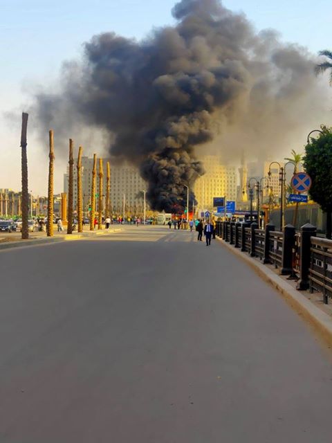  تصاعد أدخنة كثيفة فوق الجراج التحرير   (1)