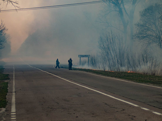 يعمل رجال الإطفاء على إطفاء حرائق الغابات في تشيرنوبيل