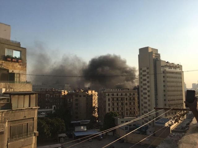  تصاعد أدخنة كثيفة فوق الجراج التحرير   (3)