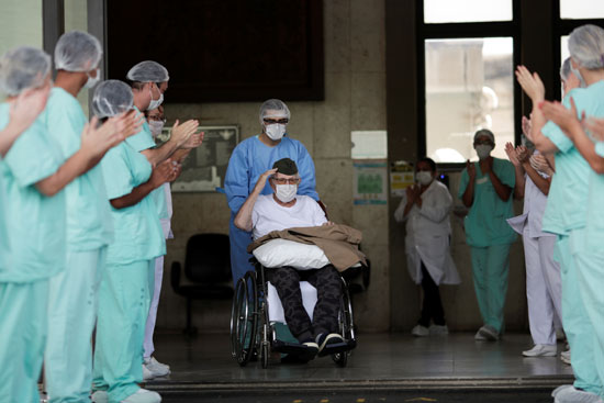 العاملين فى المستشفى يحيون إيرماندو
