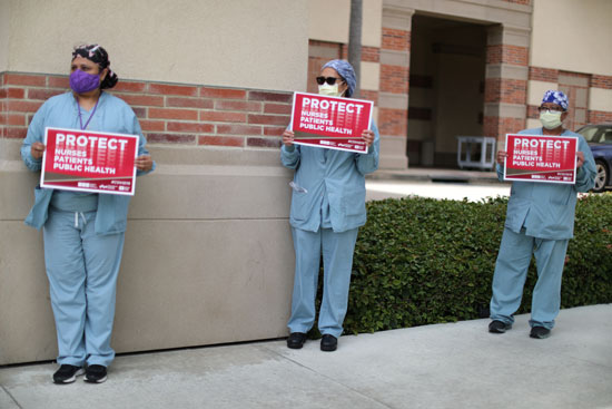 أثناء احتجاجهم على معدات الحماية الشخصية في المركز الطبي بجامعة كاليفورنيا في لوس أنجلوس