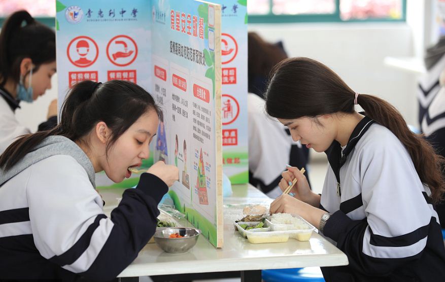 الطلاب يتناولون الطعام