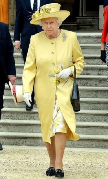 الملكة إليزابيث بإطلالة بالأصفر