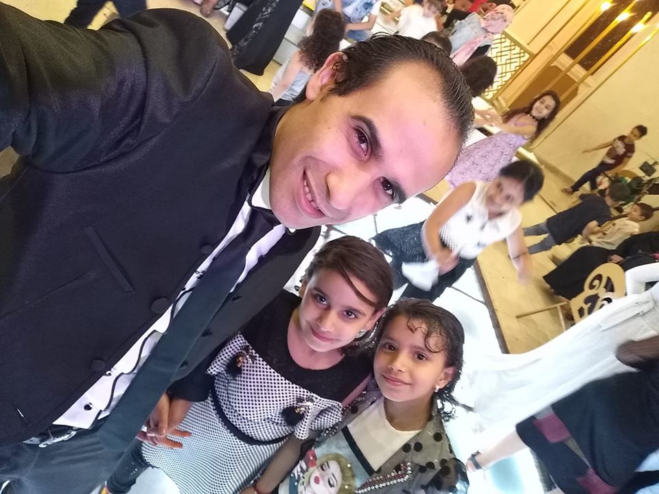 محمد عواد مع بنات شقيقه