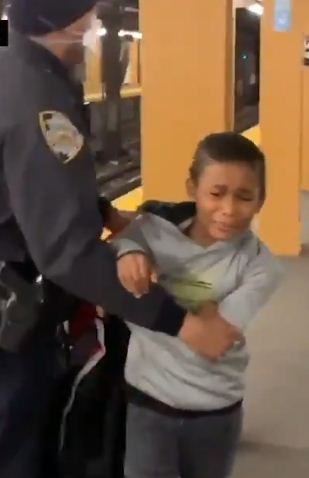 الشرطة الامريكية تعتقل الطفل فى المترو