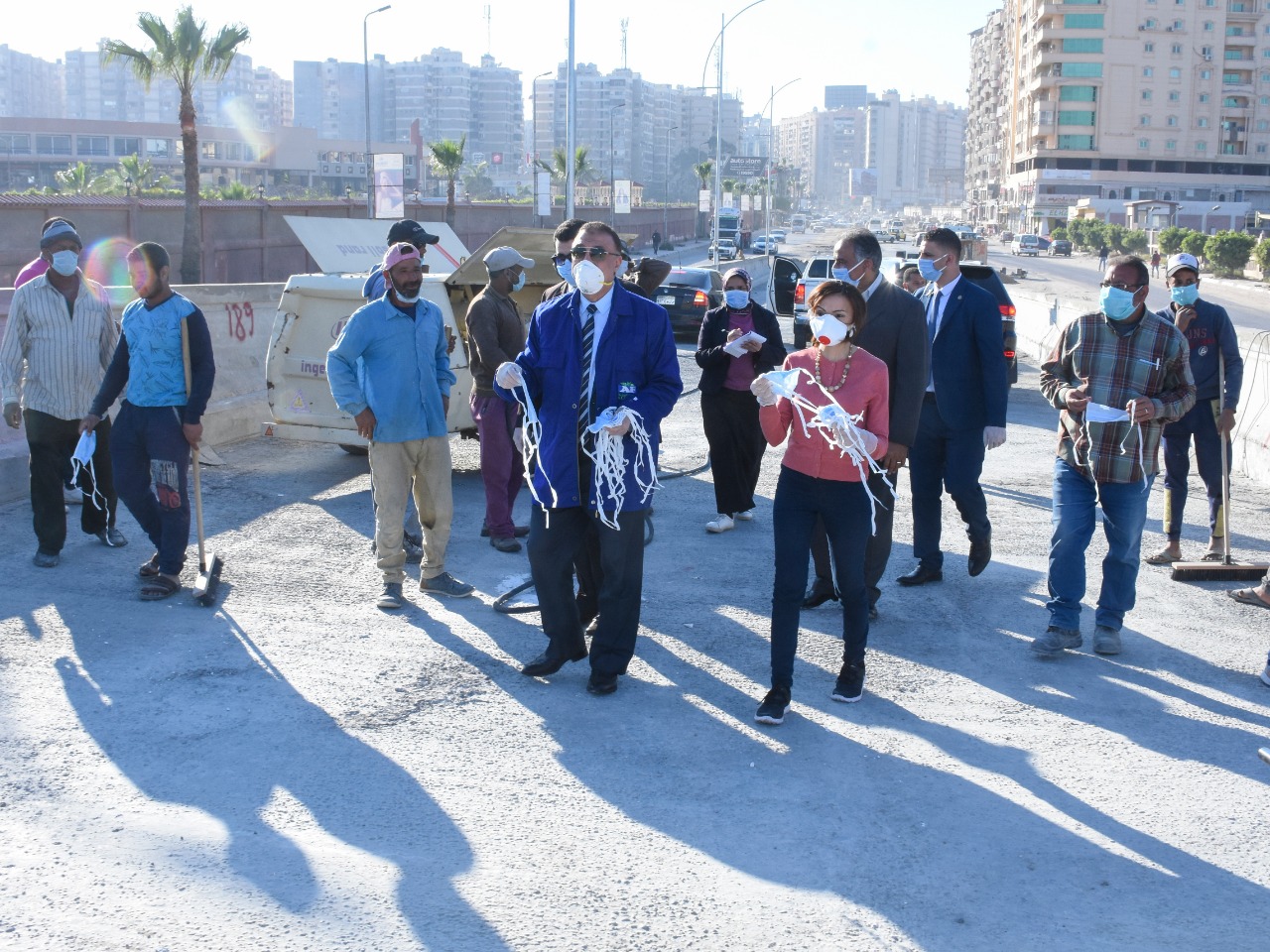 محافظ الإسكندرية يوزع كمامات على العمال بمواقع المشروعات الإنشائية (3)