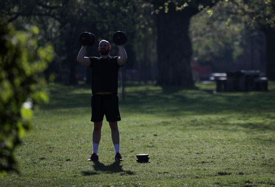 رجل يمارس الرياضة بحدائق لندن