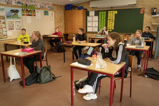 الدنمارك تعيد فتح المدارس