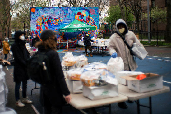 خلال توزيع الطعام على سكان أحياء نيويورك