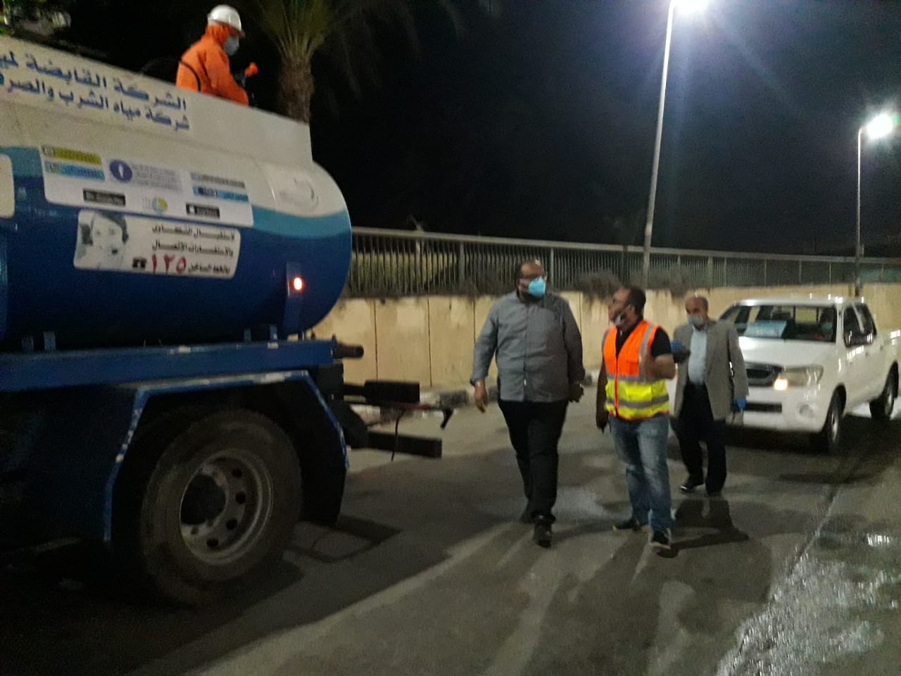 سيارات شركة مياه اسيوط تجوب شوارع المحافظة لتطهيرها وتعقيمها لمواجهة فيروس كورونا (2)