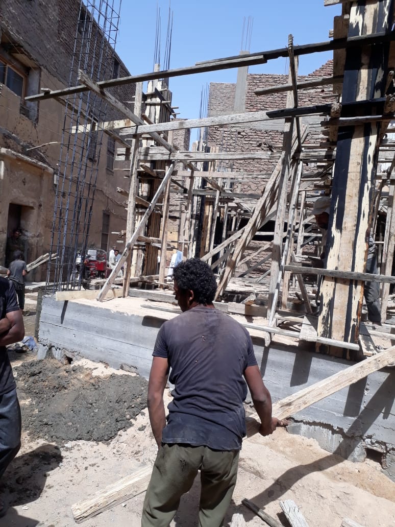 إزالة بناء مخالف بمدينة الزينية