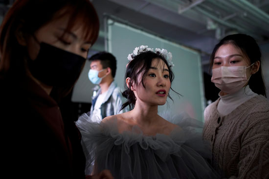 عروسة تحضر جلسة تصوير حفل زفافها بعد رفع الإغلاق في ووهان