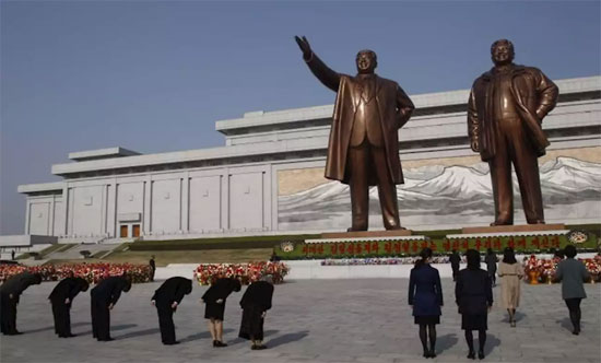المواطنون يحيون تمثال كيم إيل سونج مؤسس كوريا الشمالية
