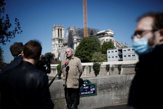 المسؤول عن إعادة بناء كاتدرائية نوتردام ، يبقى على مسافة للإجابة على أسئلة الصحفيين في باريس