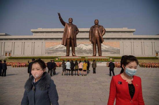 بالكمامات .. الكوريون الشماليون يحتفلون بذكرى ميلاد مؤسس بلادهم