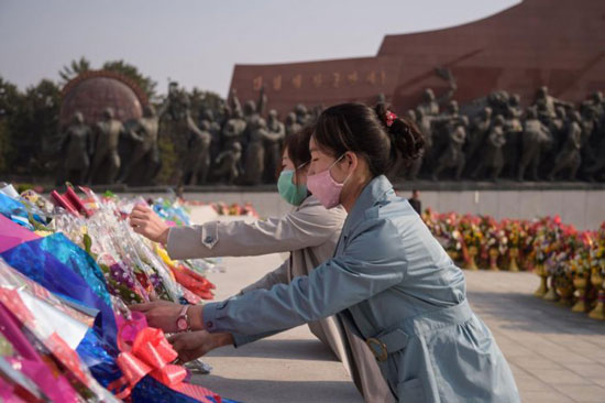 المرأة تشارك فى الاحتفالات بميلاد مؤسس كوريا الشمالية