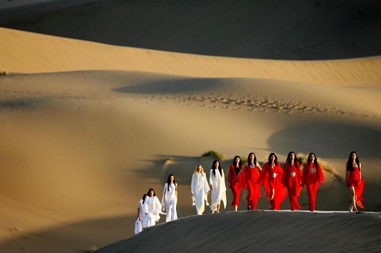 بيير كاردين يبدع في عرض أزياء تصميم الأزياء الراقية في صحراء جوبي