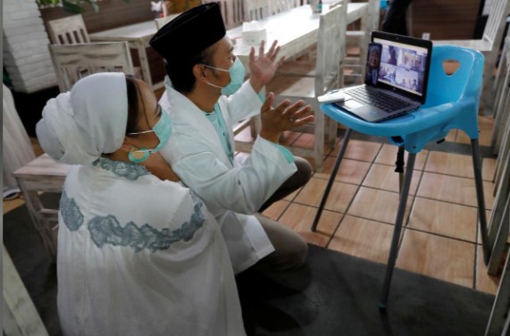 العروسان يحتفلان فى اندونيسيا بالزفاف على الانترنت
