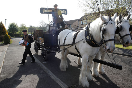 يقدم مصنع صموئيل سميث للبيرة الجعة والبقالة للسكان المحليين عن طريق عربة تجرها الخيول