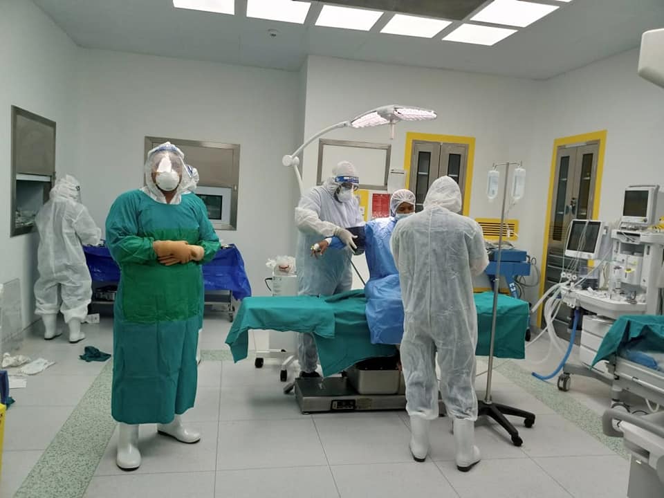فريق التوليد بالمستشفى خلال إجراء العملية