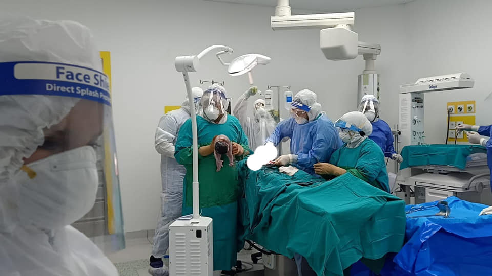 الفريق الطبى بالمستشفى خلال عملية الولادة