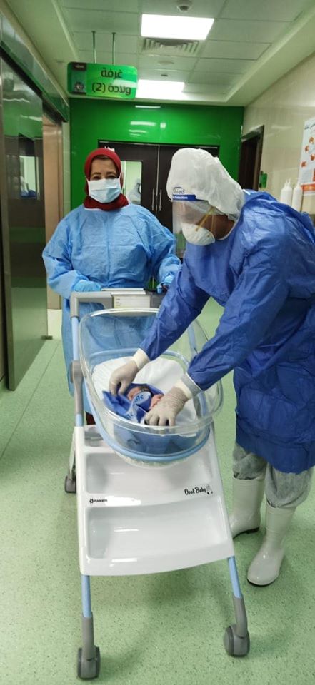 فريق المستشفى خلال الاعتناء بالمولودة الأولى بمستشفى العزل