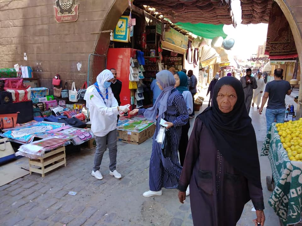 شباب وفتيات يعقمون المواطنين قبل دخولهم السوق السياحى  (3)