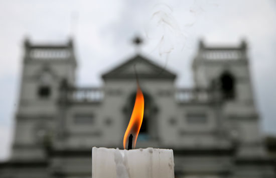 شمعة تحترق خارج ضريح القديس أنتوني
