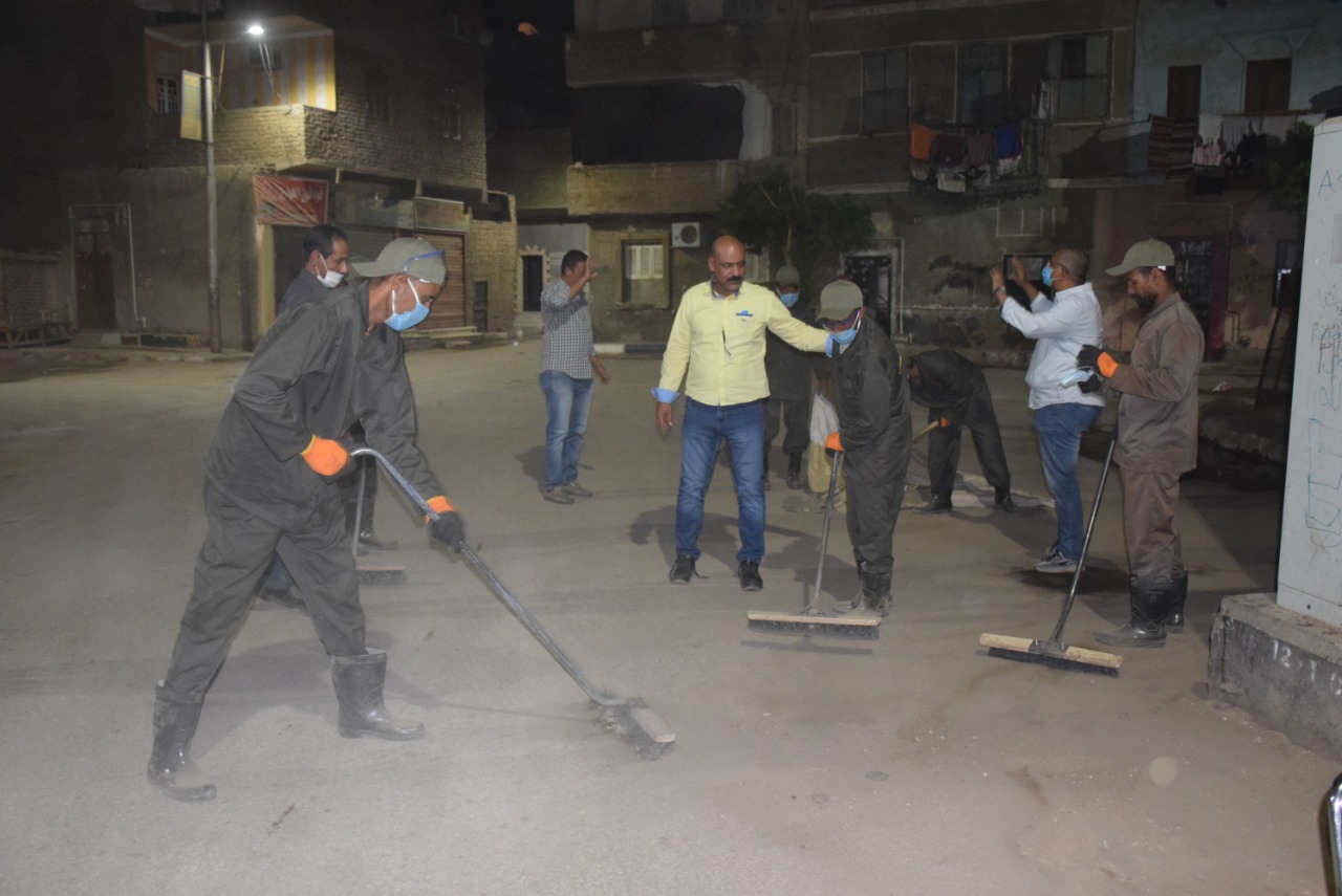 رجال النظافة خلال تجميل الشوارع بحظر التجوال