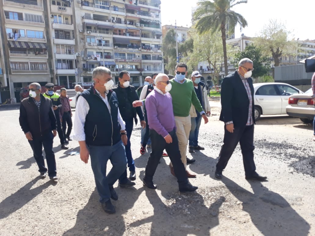 محافظ بورسعيد يتابع سير العمل فى أعمال رصف وتطوير المنطقة (2)