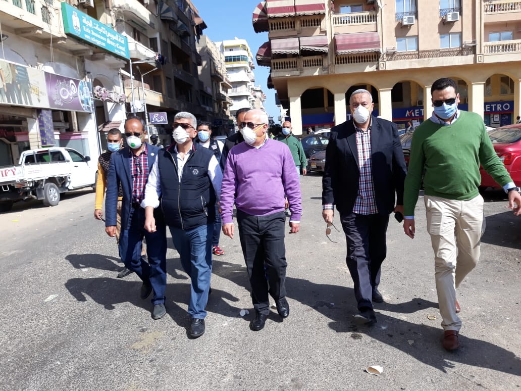 محافظ بورسعيد يتابع سير العمل فى أعمال رصف وتطوير المنطقة (5)
