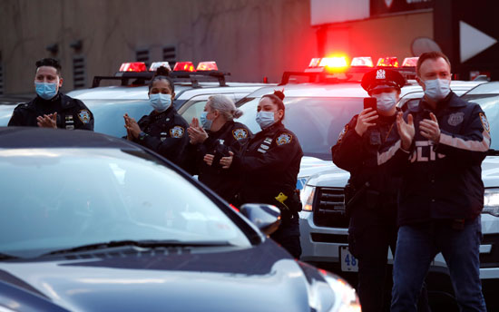 43131-أفراد-شرطة-نيويورك-يوجهون-التحية-والشكر-للطواقم-الطبية-فى-مواجهة-كورونا