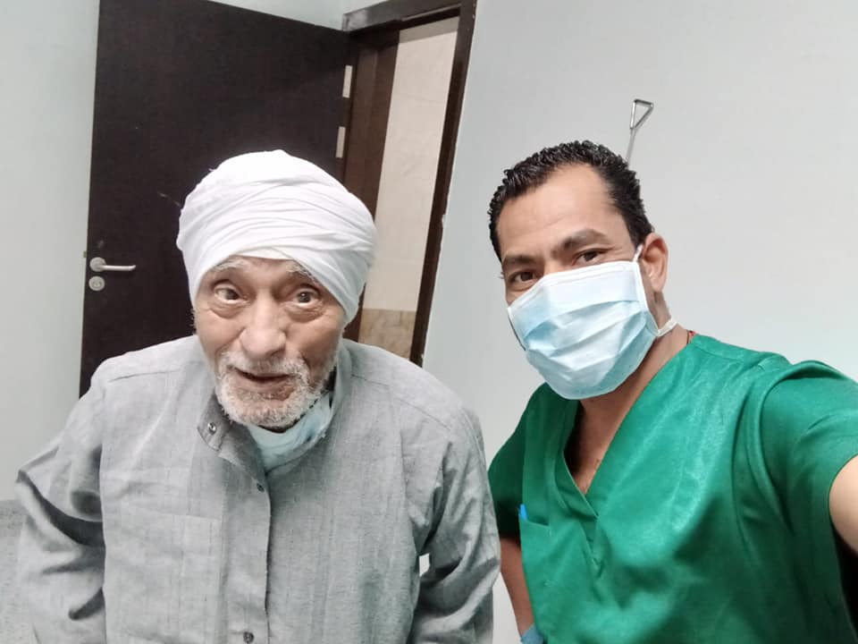 صورة سيلفى مع الحاج عبد الفتاح لحظة خروجه من المستشفى