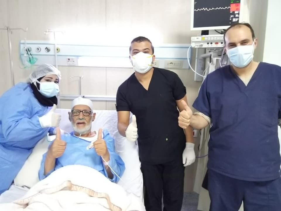 1 الحاج عبد الفتاح 89 سنة أكبر متعافى يغادر مستشفى إسنا