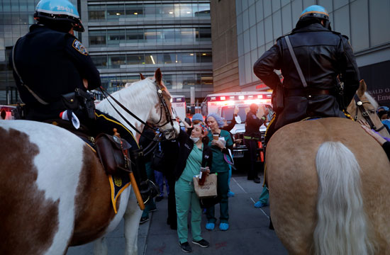خيالة شرطة نيويورك يوجهون التحية للأطقم الطبية