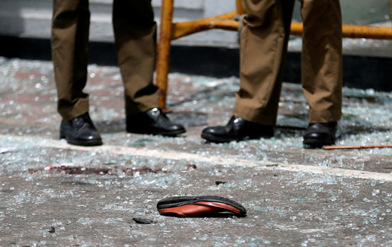 حذاء ضحية أمام ضريح القديس أنتوني ، كنيسة كوتشيكاد بعد انفجار في كولومبو