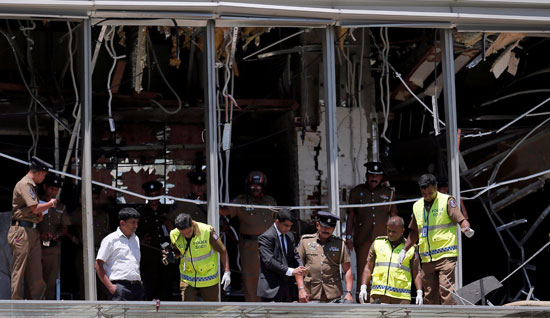مسئولو مسرح الجريمة يتفقدون منطقة الانفجار في فندق شانجريلا في كولومبو