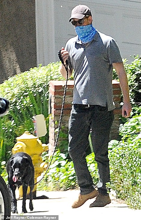 هارى وميجان بأقنعة بنزهة برفقة كلبهم في شوارع لوس أنجلوس  (5)