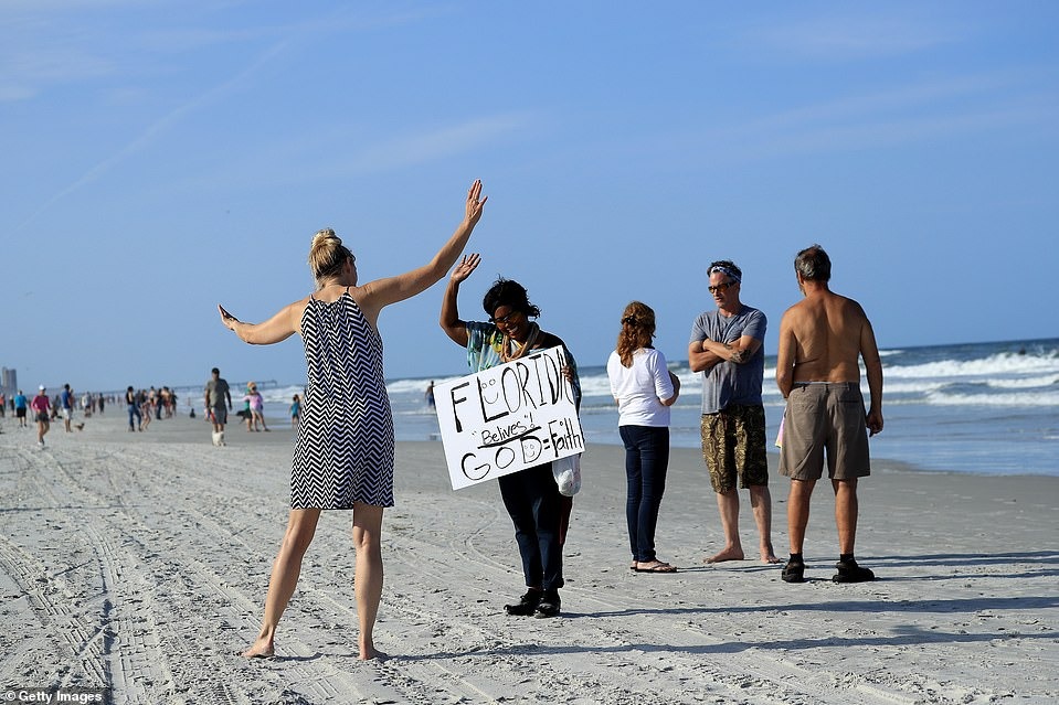  شاطىء فلوريدا يزدحم بالناس فى 30 دقيقة بعد إعادة فتحه (5)