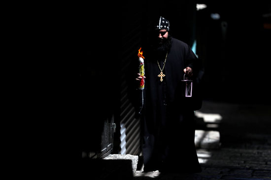 أحد رجال الدين يحتفل بسبت النور