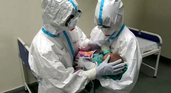 ممرضات يرضعن طفلا بعد إصابة والدته بكورونا (2)
