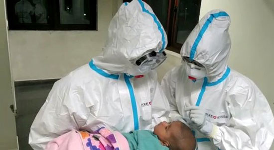 ممرضات يرضعن طفلا بعد إصابة والدته بكورونا (1)
