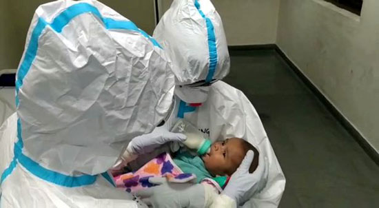 ممرضات يرضعن طفلا بعد إصابة والدته بكورونا (3)