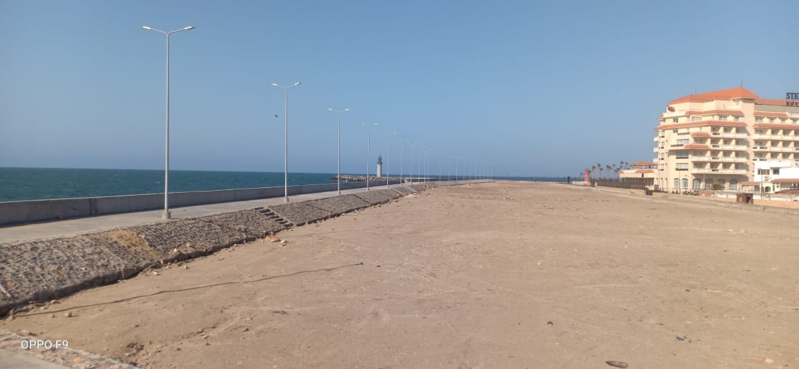 شواطئ وشوارع رأس البر خالية من المواطنين (3)