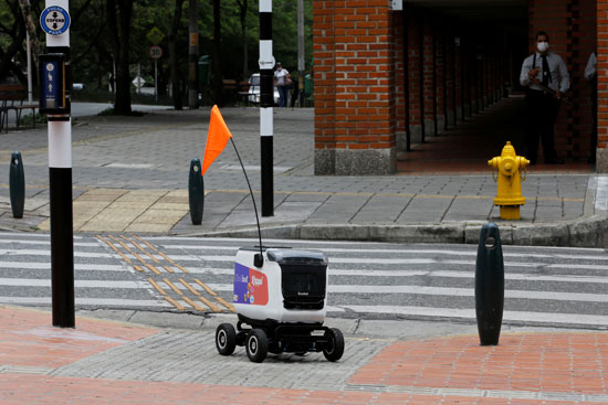 روبوت فى الشارع