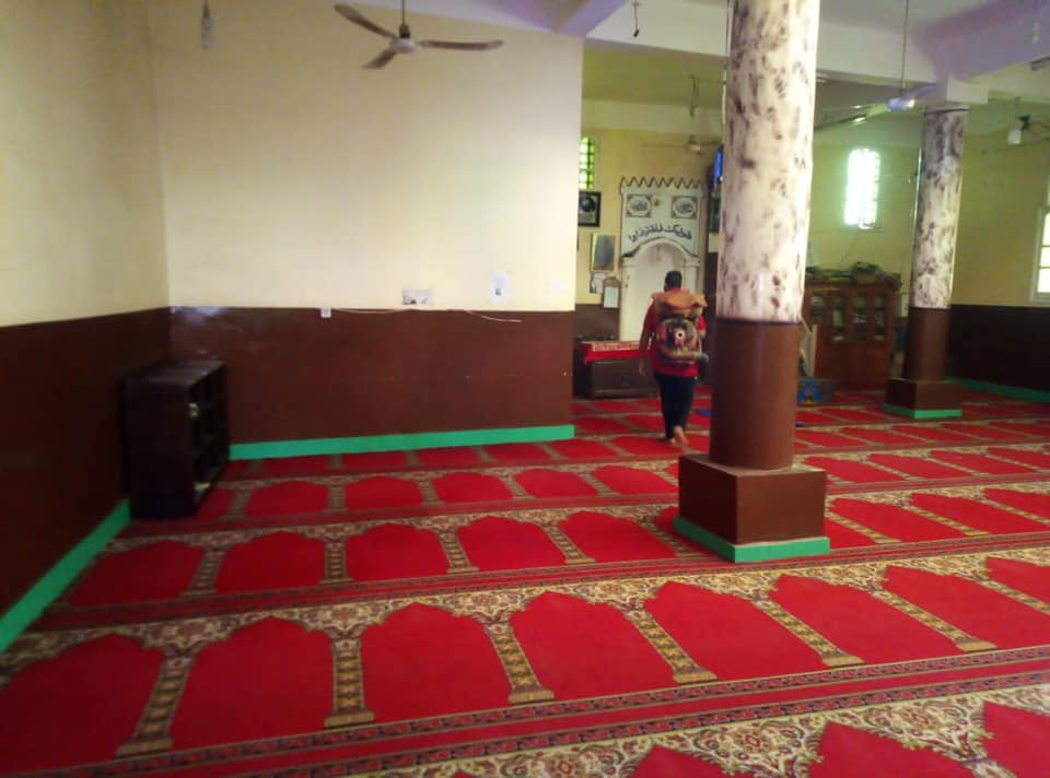 شباب الضبعية خلال تعقيم وتطهير مسجد النقطة بالضبعية